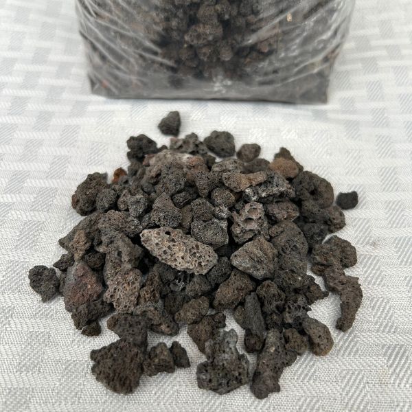 Pierre volcanique noir